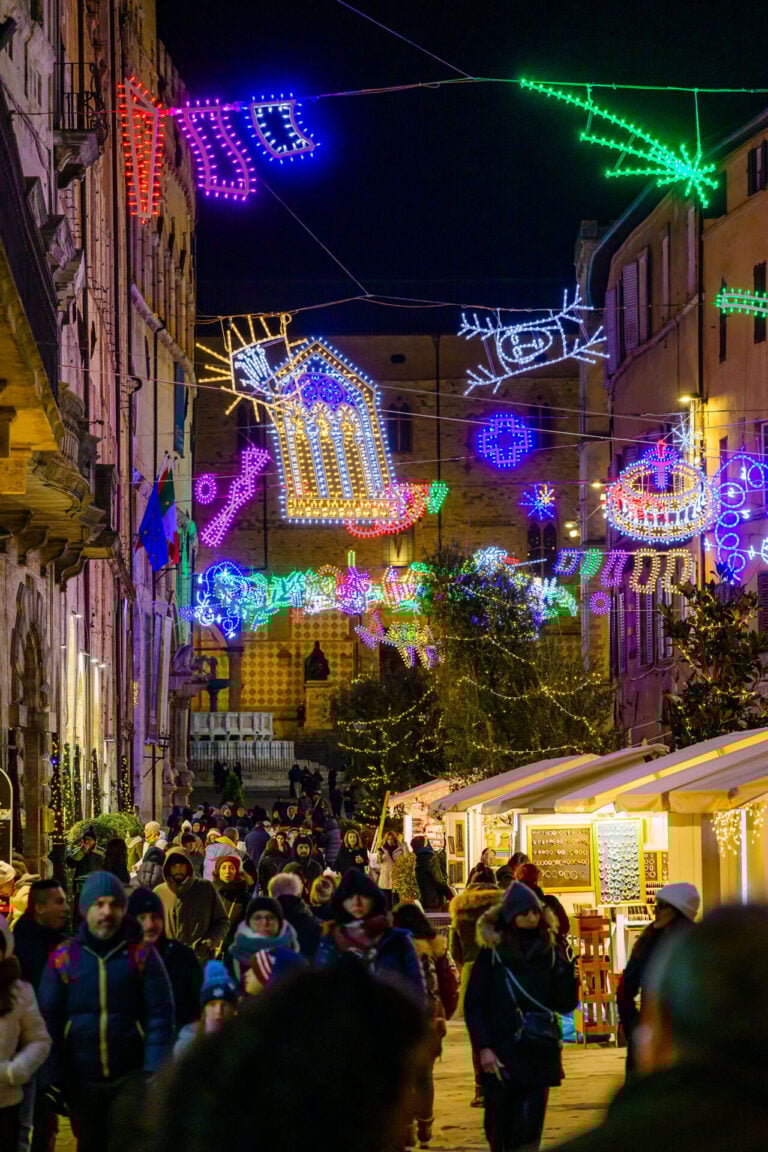A Perugia le luminarie d'artista per Natale le firma il maestro Mimmo Paladino