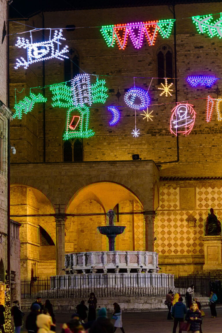 A Perugia le luminarie d'artista per Natale le firma il maestro Mimmo Paladino