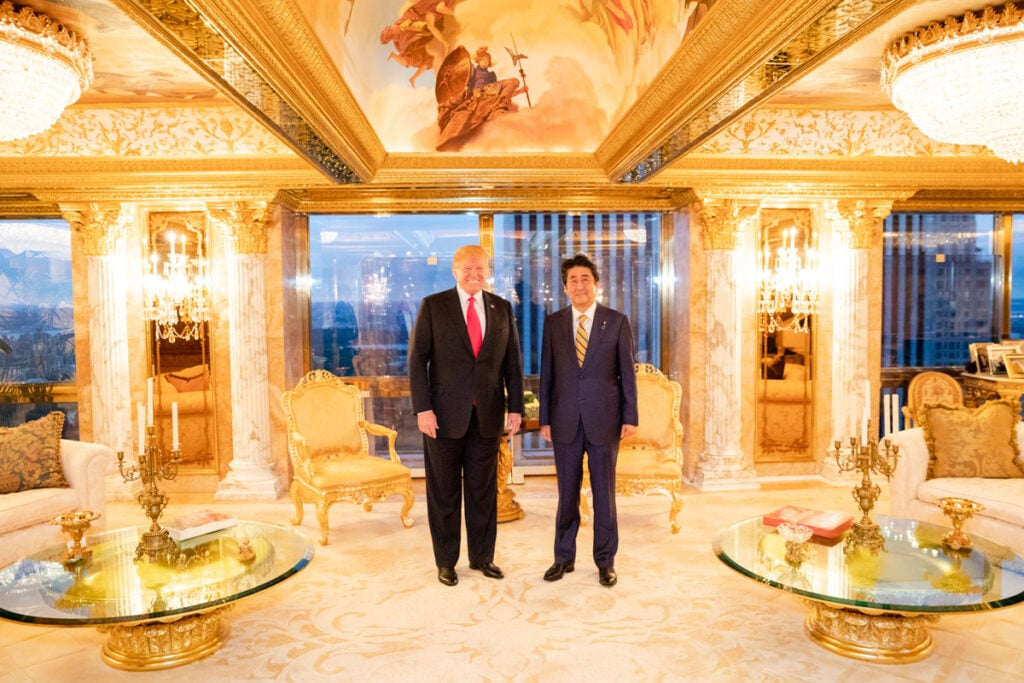 Tutto l’oro e il marmo nel gusto architettonico di Donald Trump 