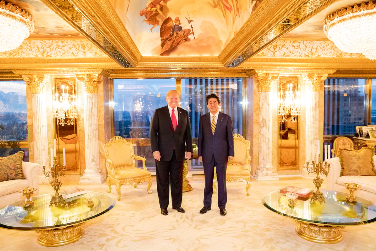https://www.artribune.com/wp-content/uploads/2026/01/01-donald-trumpshinzo-abe.jpg