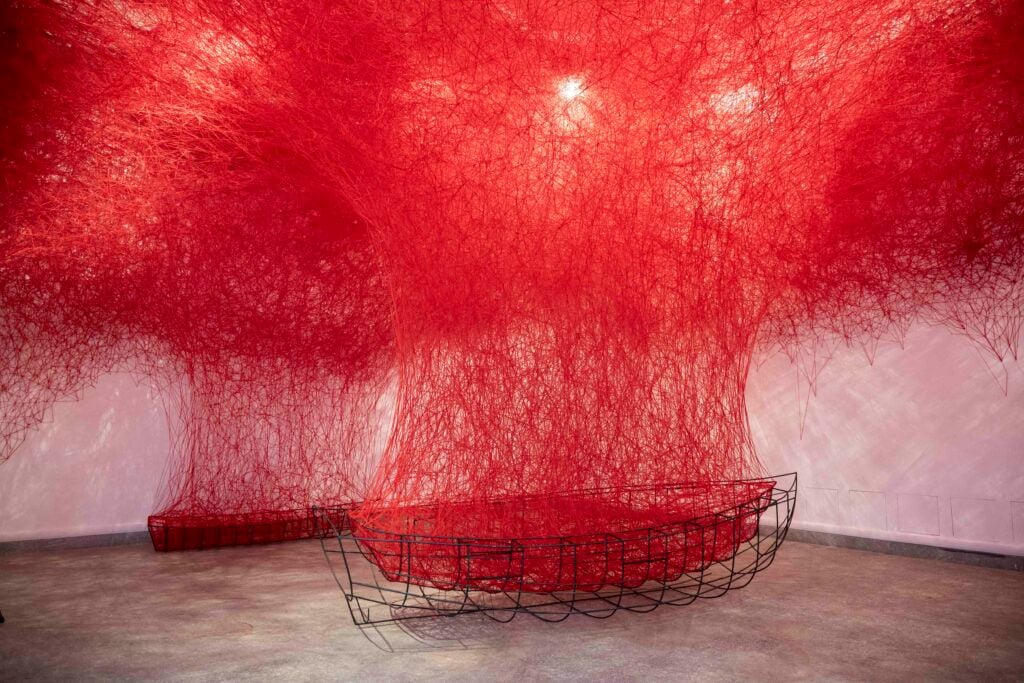 “Questa mostra mi ha aiutato a sopravvivere”. Intervista a Chiharu Shiota dopo il grande successo di Torino 