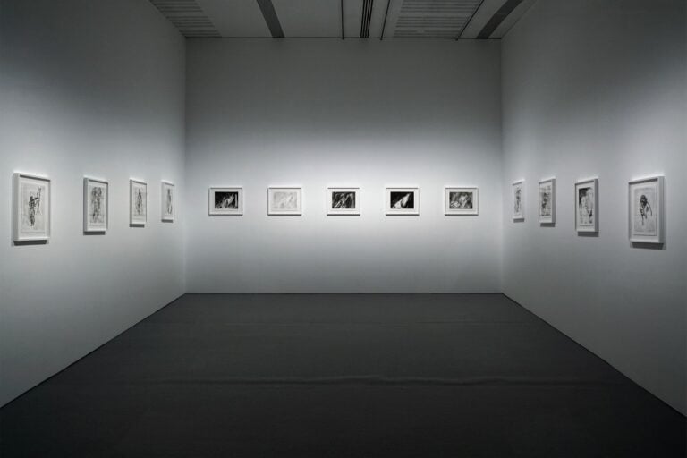 Robert Wilsno_Mother Progetto_Change Performing Arts curatore_Franco Laera in collaborazione con Comune di Milano / Musei del Castello Sforzesco con la partecipazione di Eesti Kontsert, Ensemble musicale Vox Clamantis RW Work &ndash; The Robert M. Wilson Irrevocable Trust &ndash; The Robert Wilson Arts Foundation MAXXI Roma Dicembre 2025 &copy; Luis do Rosario