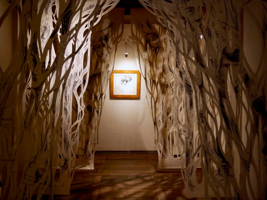 Una famiglia appassionata da 10 anni presenta mostre d’arte in un palazzetto medievale a Domodossola 