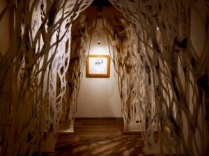 Una famiglia appassionata da 10 anni presenta mostre d’arte in un palazzetto medievale a Domodossola 