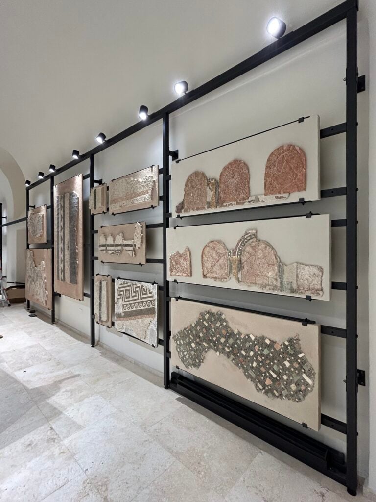 Galleria dei mosaici, rastrelliere per la sistemazione visibile delle lastre di mosaico