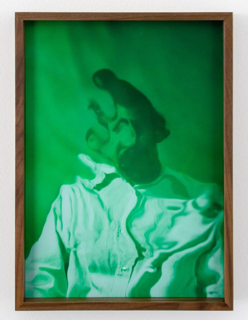 LabOratorio degli Angeli, Francesco Gennari. Perché mi guardi così?. In foto: Francesco Gennari, Autoritratto su menta (con camicia bianca), 2025. Courtesy l’Artista e ZERO…, Milano