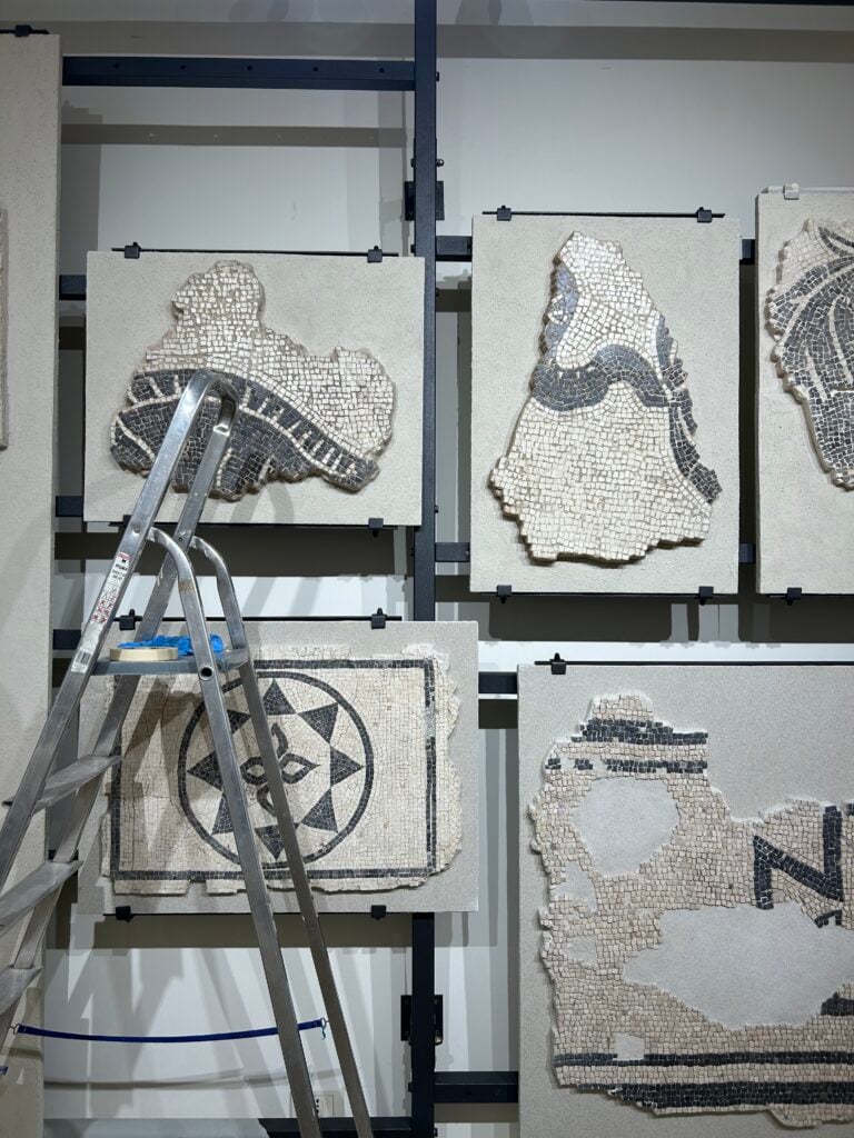 Lavori in corso per il fissaggio in sicurezza delle lastre di mosaico nella galleria dei mosaici