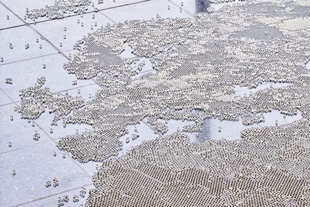 Mona Hatoum Map (2023) Immagine della mostra presso Lehmbruck Museum, Duisburg 2023 Foto: Dean Saric &copy; Mona Hatoum. Courtesy Lehmbruck Museum