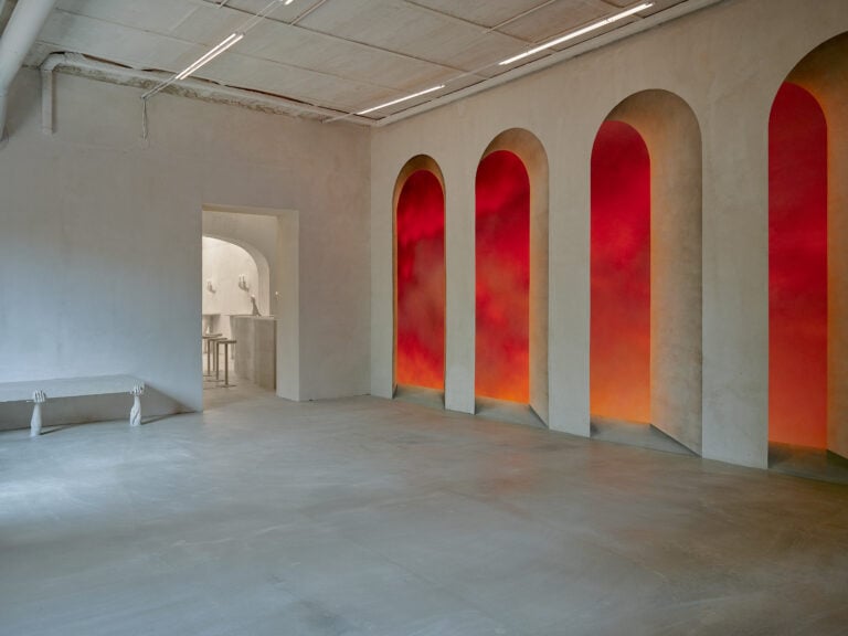 Una mostra a Roma ha trasformato uno spazio espositivo in un bar (funzionante)