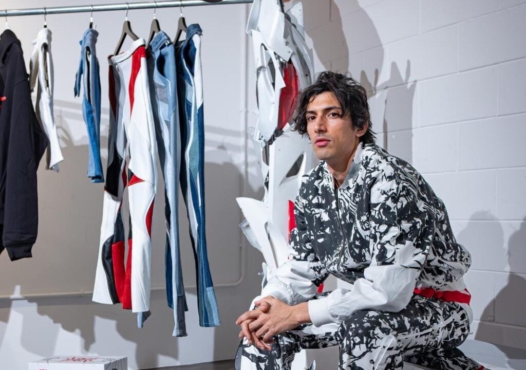 Lo stilista emergente che porta la periferia e il calcio nella moda italiana. Storia di Marcello Pipitone