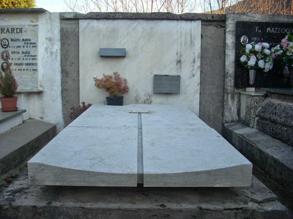 La grande artista Bice Lazzari e la sua tomba progettata dal leggendario architetto Carlo Scarpa