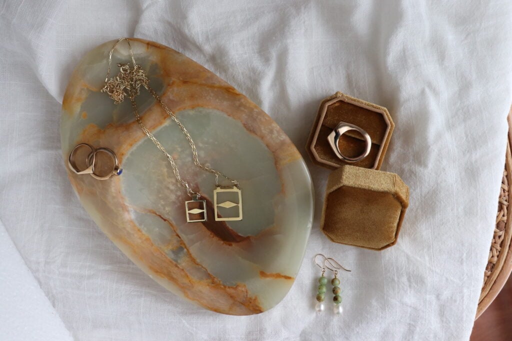 La designer che fa gioielli ispirati ai dettagli dei palazzi milanesi degli Anni Trenta