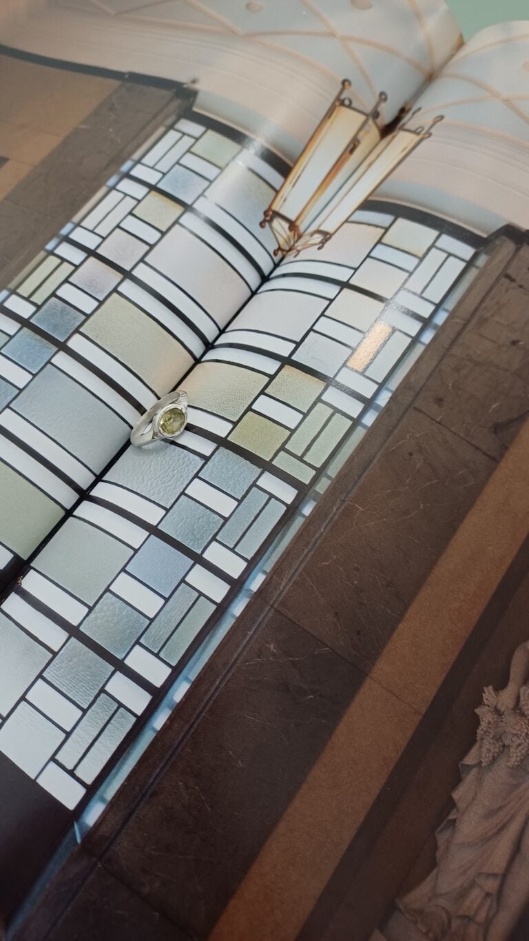 La designer che fa gioielli ispirati ai dettagli dei palazzi milanesi degli Anni Trenta