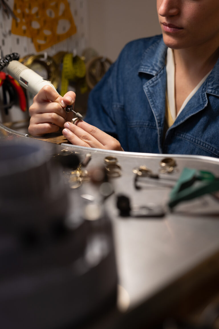 La designer che fa gioielli ispirati ai dettagli dei palazzi milanesi degli Anni Trenta