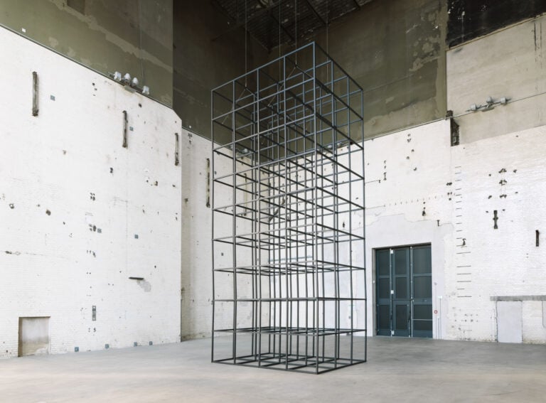 Mona Hatoum all of a quiver (2022) Tubi quadrati in alluminio, cardini in acciaio, motore elettrico e cavo 862 x 385 x 290 cm Immagine della mostra presso Kesselhaus, KINDL &ndash; Centre for Contemporary Art Foto: Jens Ziehe &copy; Mona Hatoum