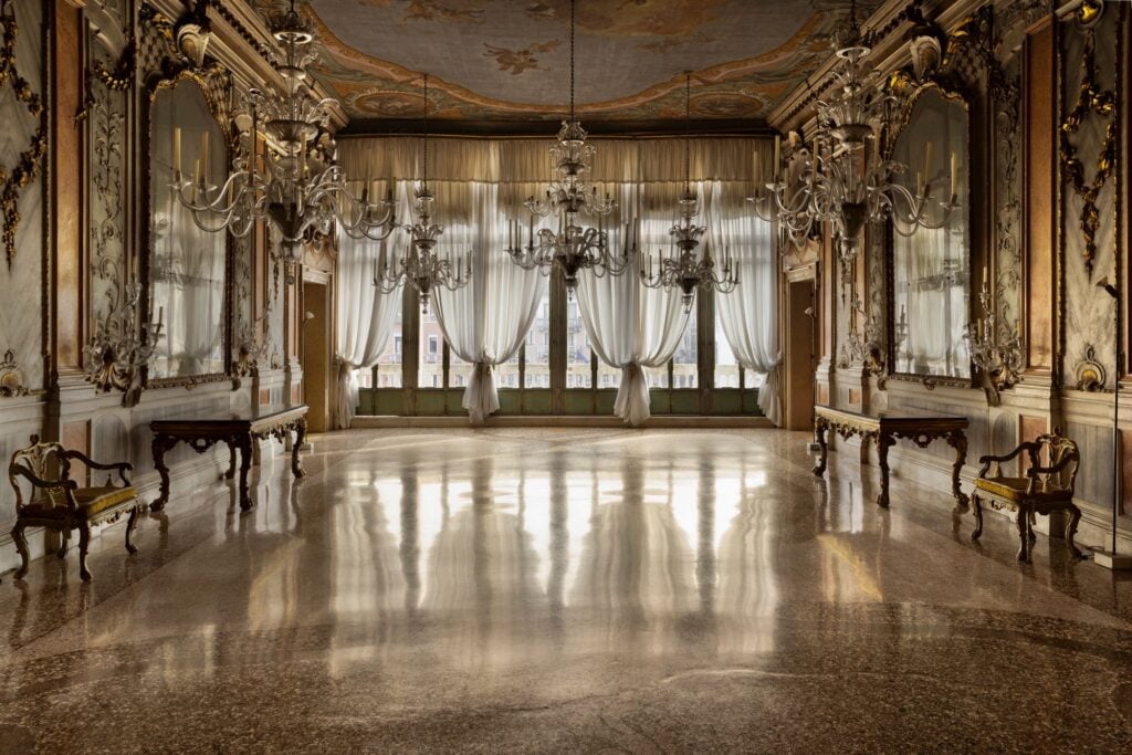 Uno scatto di Palazzo Pisani Moretta. Photo Camilla Glorioso, courtesy Fondazione Dries Van Noten