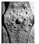 Stemma di Antonio del Pollaiolo presente sulla sua tomba. Al centro: palla contornata da ghirlanda di foglie e frutti di fico. San Pietro in Vincoli, Roma