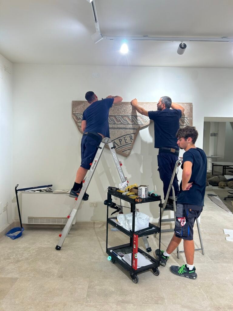 Lavori in corso per il fissaggio in sicurezza delle lastre di mosaico paleocristiane
