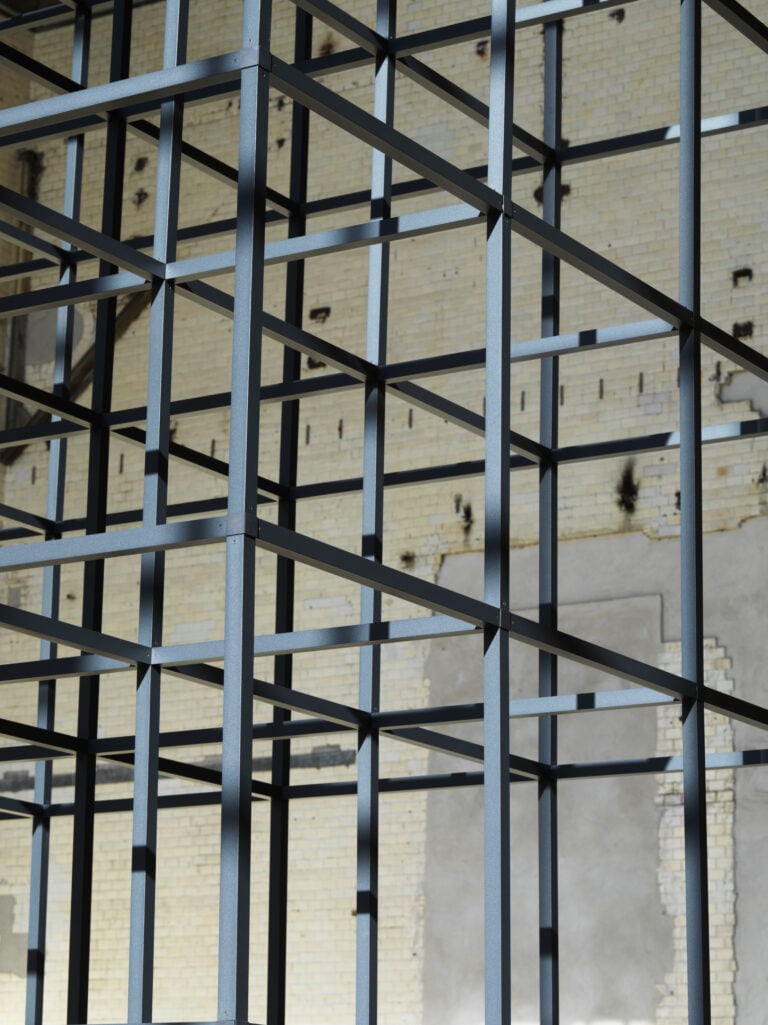 Mona Hatoum, all of a quiver (2022). Tubi quadrati in alluminio, cardini in acciaio, motore elettrico e cavo, 862 x 385 x 290 cm. Immagine della mostra presso Kesselhaus, KINDL &ndash; Centre for Contemporary Art. Photo Jens Ziehe &copy; Mona Hatoum