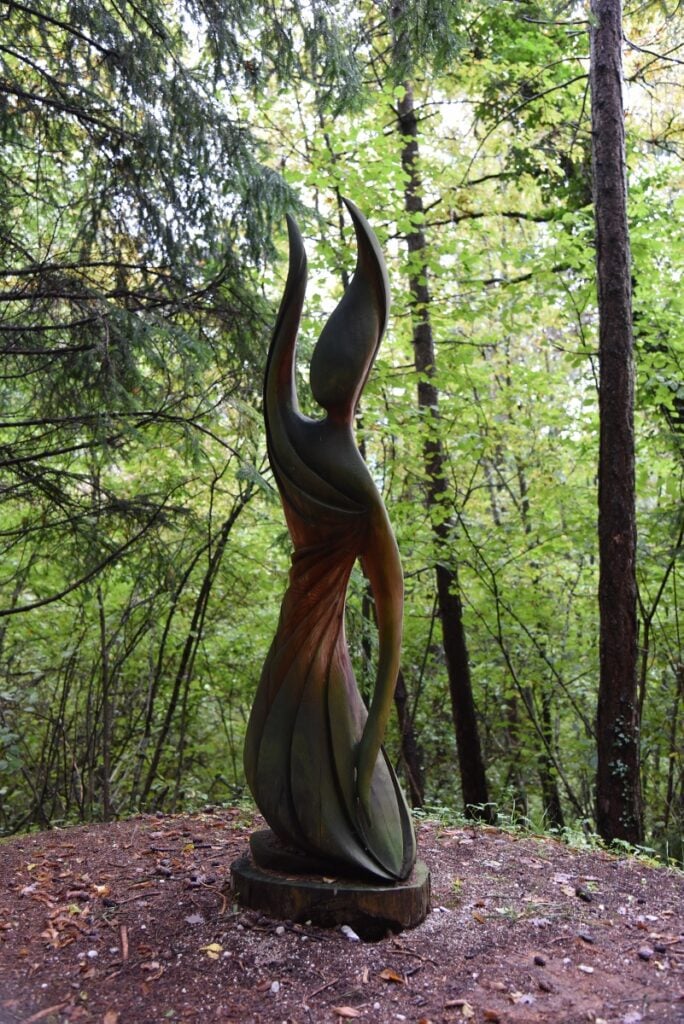 Simone Carol Levy, Scultura femminile, 2018 (edizione Femminile), Stenico. Foto Joè Parisi