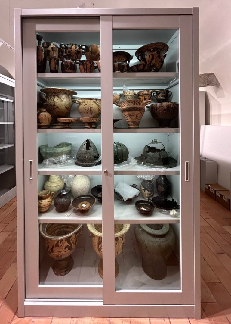 Armadio della sala "biblioteca di oggetti" con i reperti della collezione Rilli da Numana (AN)