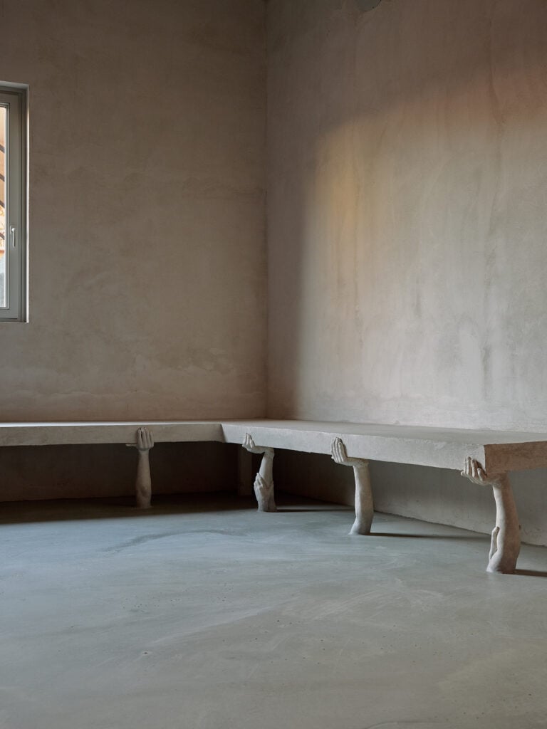 Una mostra a Roma ha trasformato uno spazio espositivo in un bar (funzionante)