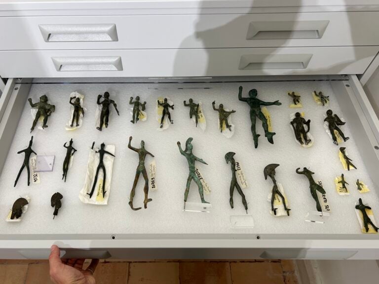 Cassettiere per la conservazione visibile dei reperti di piccole dimensioni nella sala "biblioteca di oggetti". In foto i bronzetti preromani dalle collezioni storiche M A N Marche