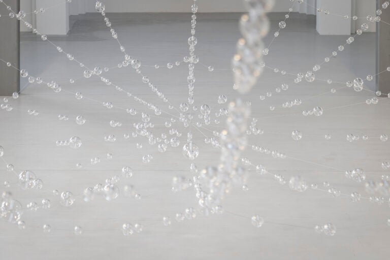 Mona Hatoum Web (2025) Sfere di vetro trasparente e filo metallico Dimensioni variabili Immagine della mostra presso Elleboogkerk, Amersfoort, The Netherlands, 2025 Foto Robin Meyer &copy; Mona Hatoum. Courtesy the artist and Kunsthal KAdE