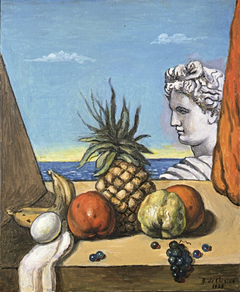 Giorgio de Chirico, Frutta con busto di Apollo, 1973, Fondazione Giorgio e Isa de Chirico, Roma © Giorgio de Chirico, by SIAE 2025