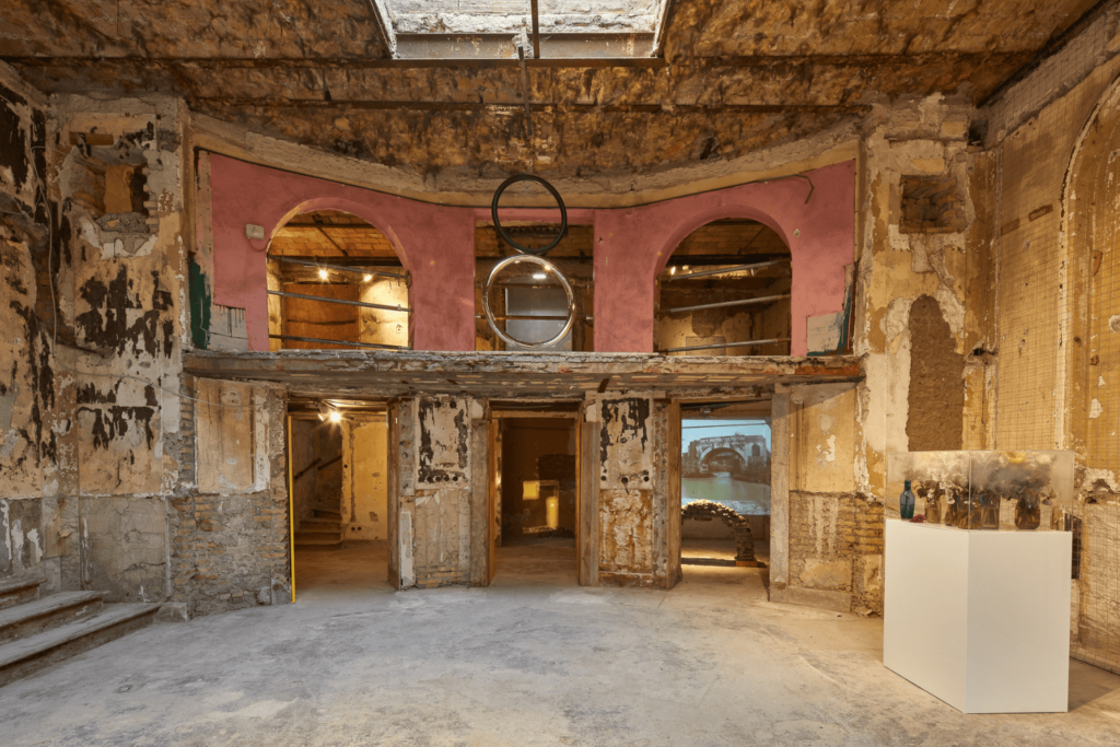 Chi esce entra - A Tribute Exhibition to a Disappearing Building