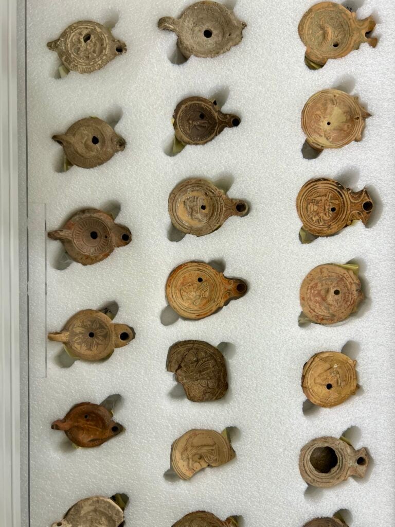 Cassettiere per la conservazione visibile dei reperti di piccole dimensioni nella sala "biblioteca di oggetti". In foto le lucerne dalle collezioni storiche M A N Marche