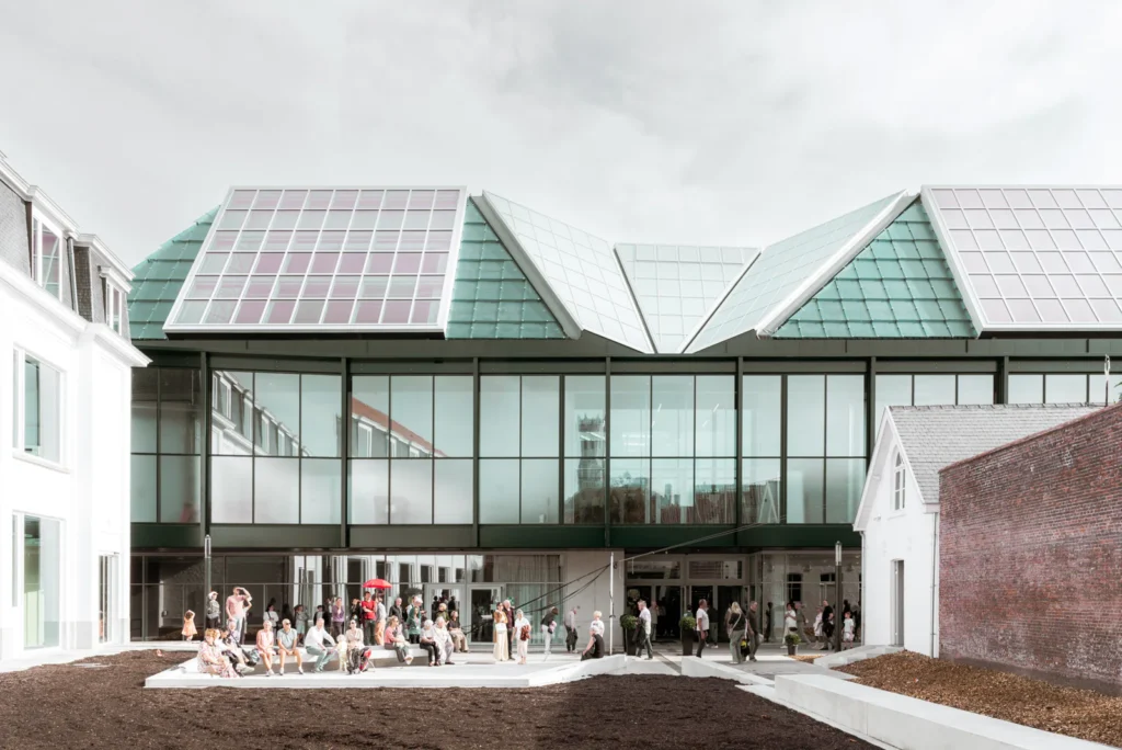 Il nuovo centro per l’arte contemporanea di Bruges che dialoga con la storia di questa città fiamminga