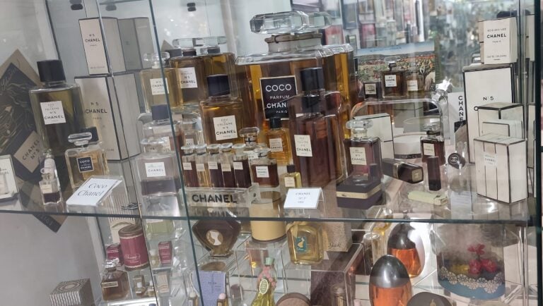 Vetrina dedicata a Chanel, Museo del Profumo, Milano