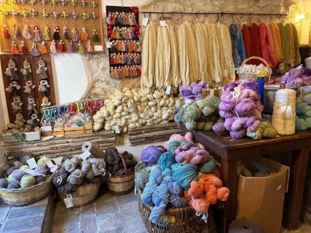 Restituire valore alla lana italiana. Un progetto in Abruzzo lavora tra pastorizia, design, territorio e futuro 