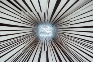 L’opera d’arte optical di Esther Stocker copre i murales di un sottopasso. Arte pubblica, polemiche e riqualificazione a Trento