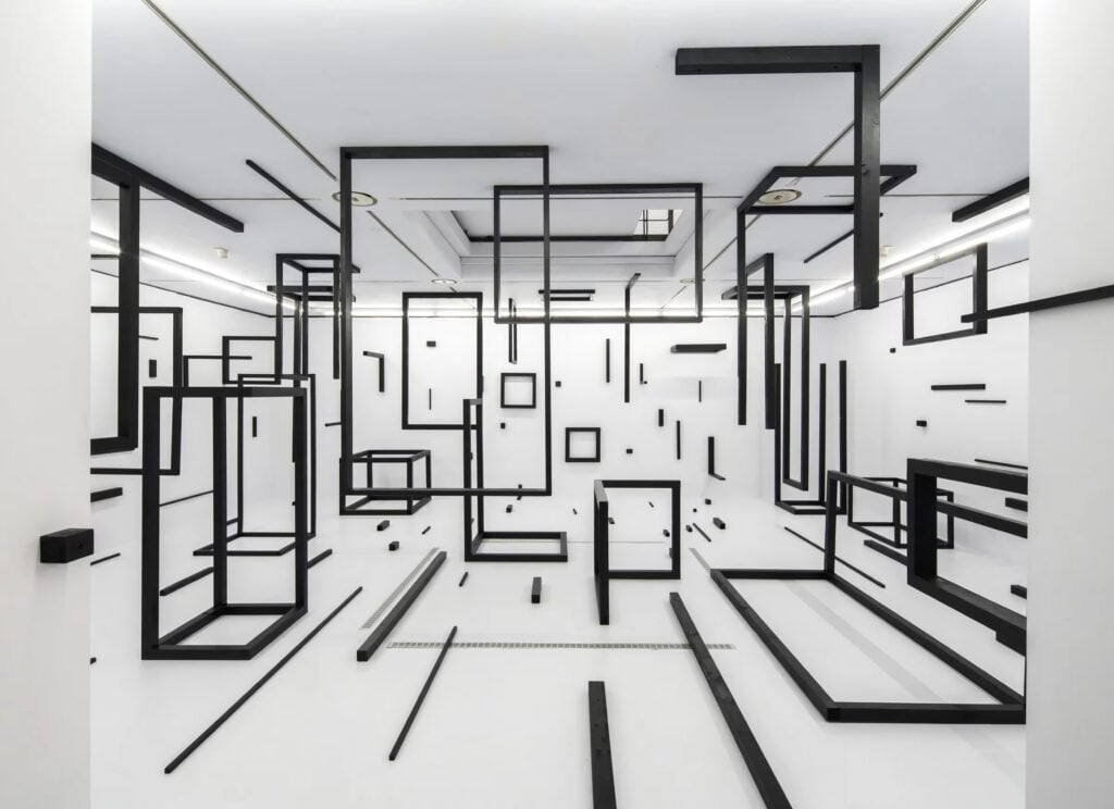 L&rsquo;opera d&rsquo;arte optical di Esther Stocker copre i murales di un sottopasso. Arte pubblica, polemiche e riqualificazione a Trento