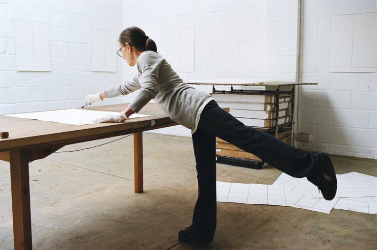 Linda Karshan in mostra a Roma. Il respiro come Humana Misura tra disegno e performance