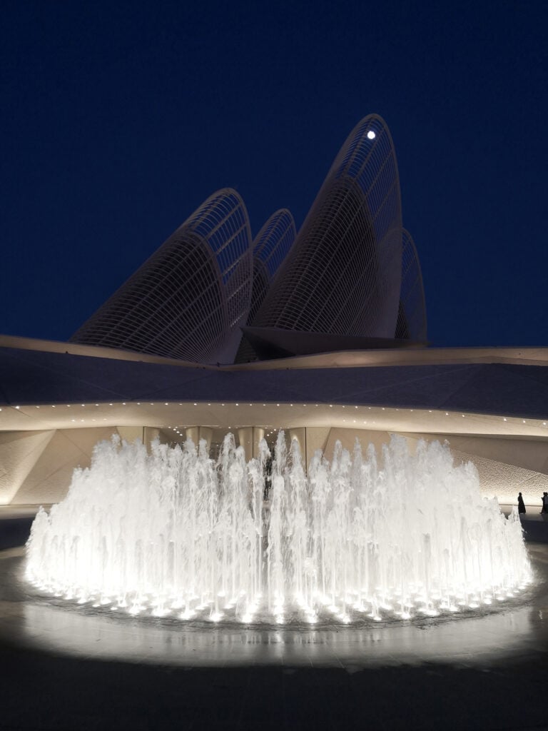 Abu Dhabi, Zayed National Museum di Foster e Partners di notte, Ph Francesca Pompei