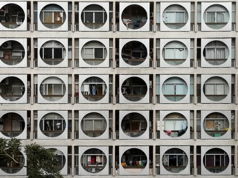 Abu Dhabi, facciata dell’Obeid Al Mazrouei building, Ph Francesca Pompei