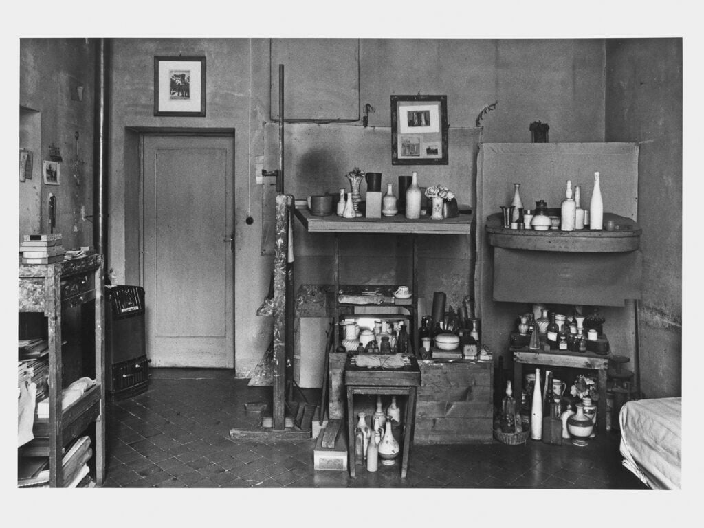 Gianni Berengo Gardin, Lo studio di Giorgio Morandi, Bologna, 1993. Stampa ai sali d'argento. Courtesy Eredi Gianni Berengo Gardin