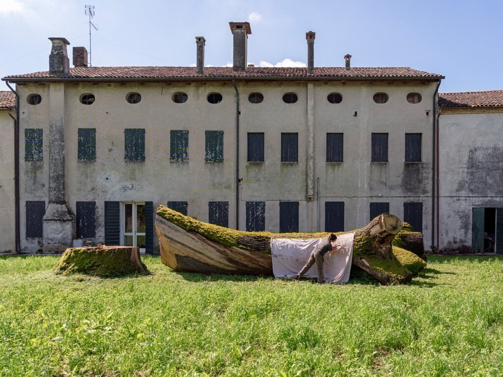 Giorgia Severi al lavoro sulle vigne Bonotto durante la residenza artistica Officina Malanotte, a cura di Daniele Capra, foto credits Nico Covre