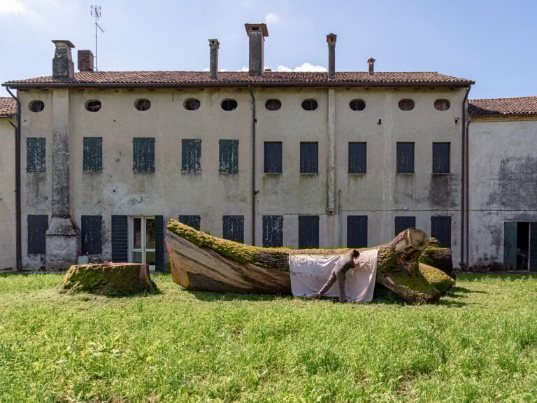 Giorgia Severi al lavoro sulle vigne Bonotto durante la residenza artistica Officina Malanotte, a cura di Daniele Capra, foto credits Nico Covre