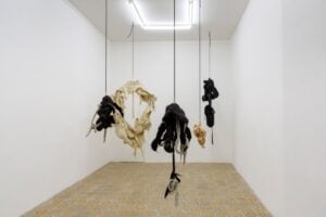 Sculture morbide e fluttuanti invadono gli spazi di una galleria d’arte napoletana 
