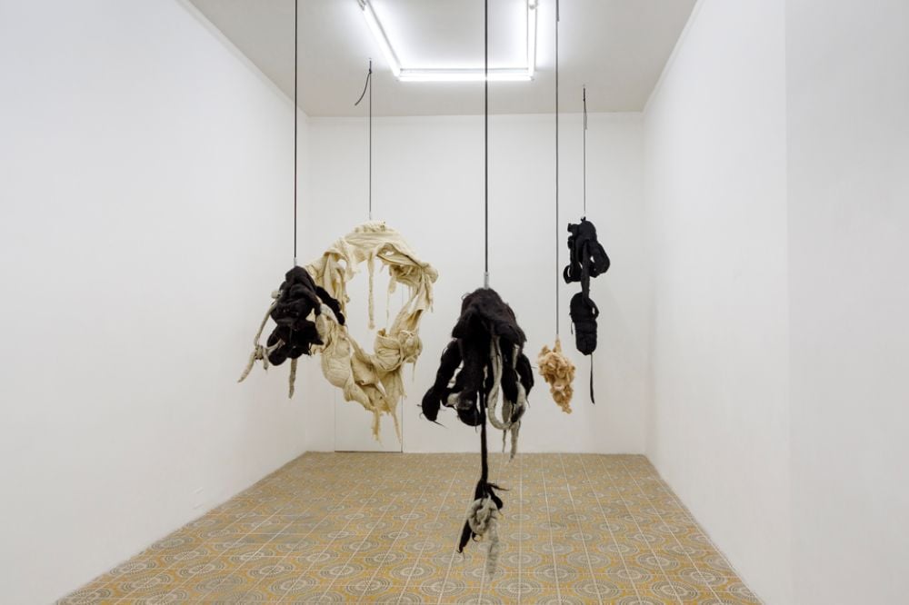 Sculture morbide e fluttuanti invadono gli spazi di una galleria d’arte napoletana 