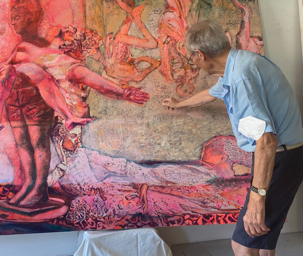 Il papà di Paola Angelini davanti a un'opera dell'artista. Credits Paola Angelini