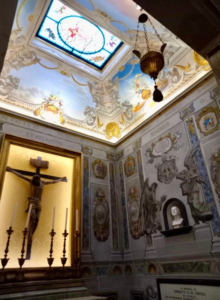 La cappella con il busto Umberto II di Savoia, nella Basilica di San Lorenzo in Lucina a Roma