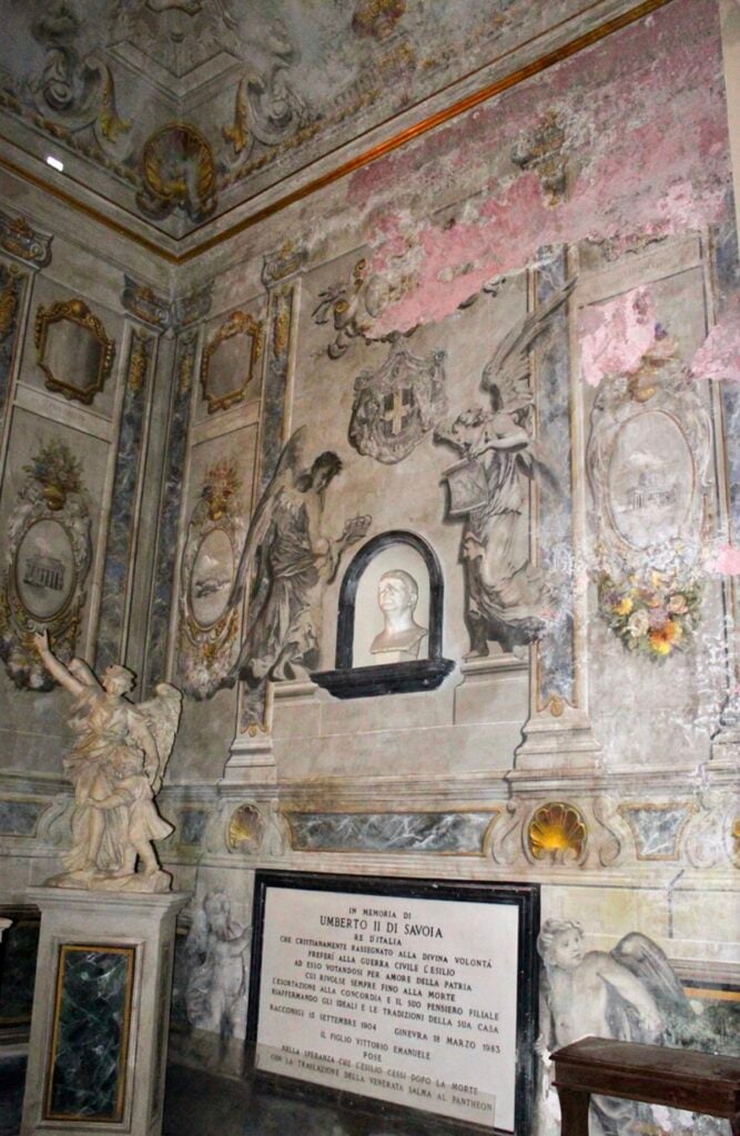 La cappella con il busto Umberto II di Savoia, nella Basilica di San Lorenzo in Lucina a Roma