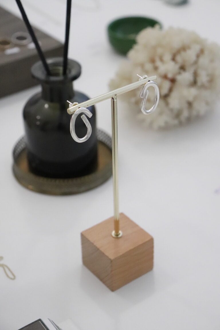 La designer che fa gioielli ispirati ai dettagli dei palazzi milanesi degli Anni Trenta