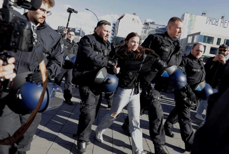 Alessia Cocca che documenta la repressione a Berlino