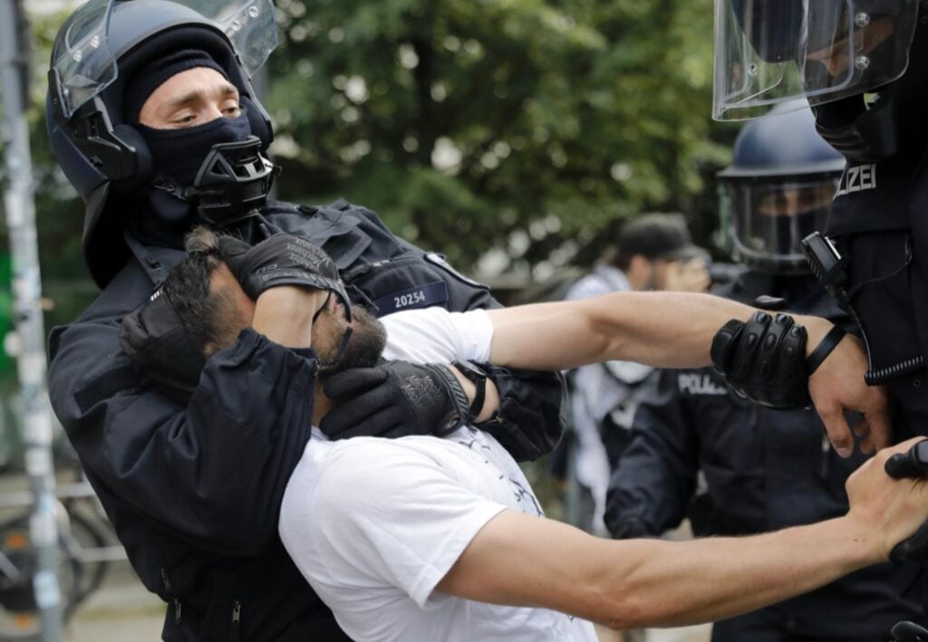 Alessia Cocca fotografa che documenta la repressione a Berlino